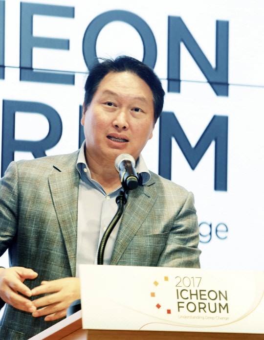 지난해 경기도 이천시 SKMS연구소에서 폐막한 제1회 이천포럼에서 최태원 SK그룹 회장이 이천포럼의 성과와 의미, 향후 운영방향에 관한 마무리 발언을 하고 있다. <SK그룹 제공>